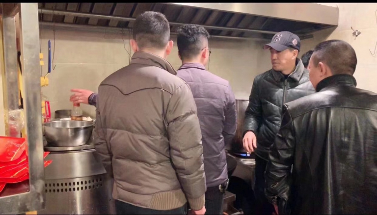 徒弟们在认真聆听王国忠师傅的指导.jpg